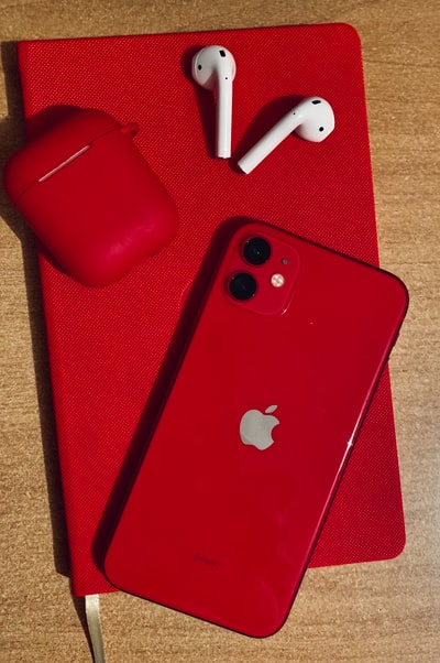红色织物上的红色iPhone7 plus